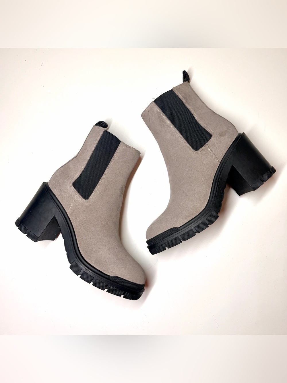 Marc Fisher Women’s Vanlisa Chelsea boots featuring a chunky lug heel Size- 7 M